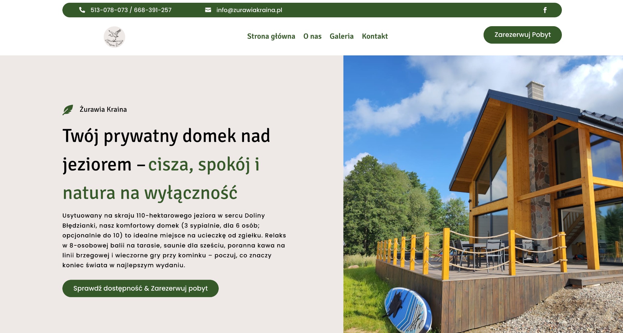 Strona internetowa z prezentacją drewnianego domu nad jeziorem, z tekstem o prywatności, ciszy i naturze. Widoczny fragment tarasu i elewacja budynku.