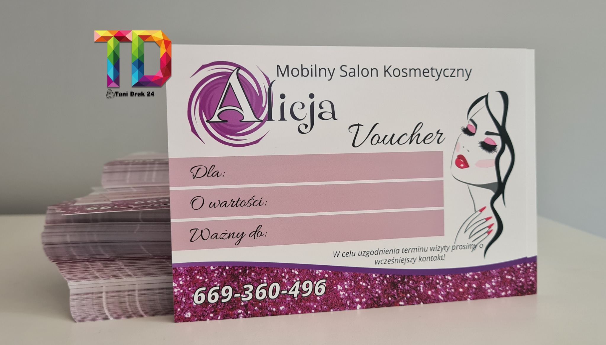 Stos wydrukowanych voucherów do mobilnego salonu kosmetycznego 'Alicja' z elementami graficznymi w odcieniach fioletu i różu, prezentujących numer telefonu i stylizowaną twarz kobiety.