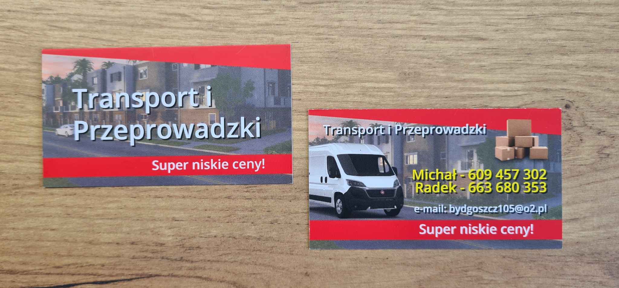 Dwie wizytówki firmy transportowej z hasłem 'Transport i Przeprowadzki' oraz informacją o niskich cenach, na jednej wizytówce widoczny budynek mieszkalny, a na drugiej biały samochód dostawczy...