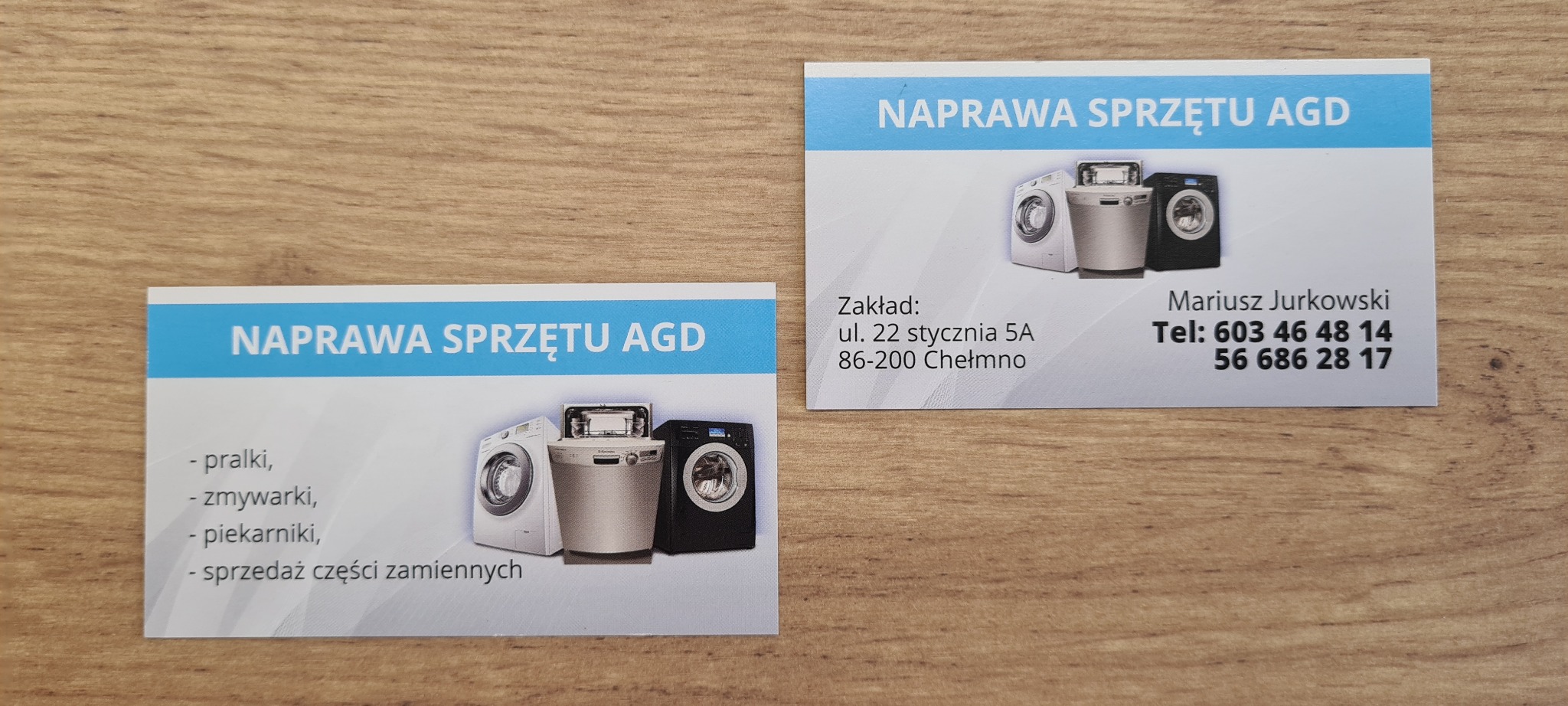 Dwie wizytówki firmy oferującej naprawę sprzętu AGD, z ilustracją pralki, zmywarki i piekarnika na jasnym tle drewnopodobnym.