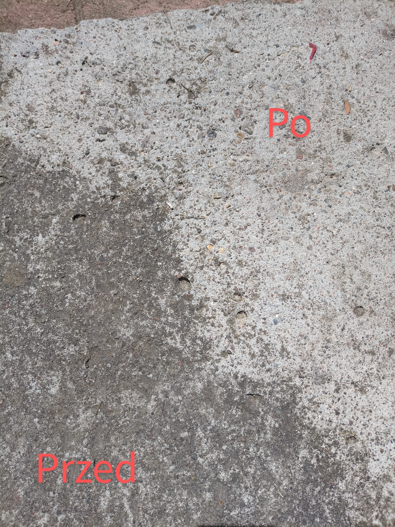 Fragment kostki brukowej z widocznym kontrastem czystości: dolna część oznaczona 'Przed' jest wyraźnie brudniejsza od górnej części z napisem 'Po'.