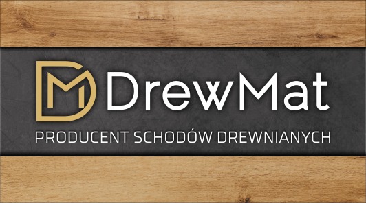 Logo firmy DrewMat, producenta schodów drewnianych, z stylizowaną literą D i M w złotym obramowaniu na ciemnoszarym tle, otoczone drewnianą ramą.