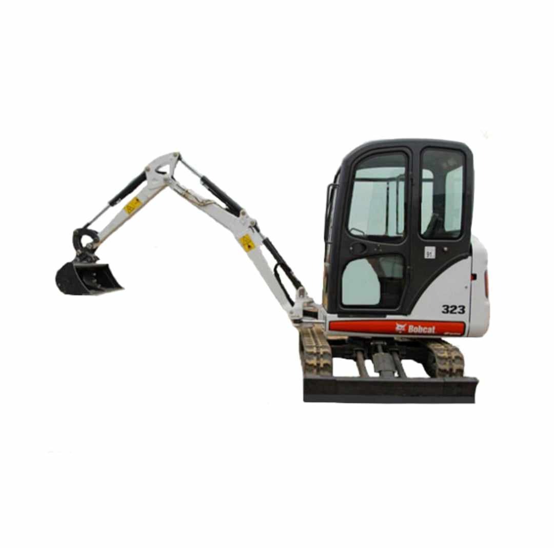 Mini koparka Bobcat 323, widok z przodu, z wysuniętym ramieniem i łyżką, na białym tle.