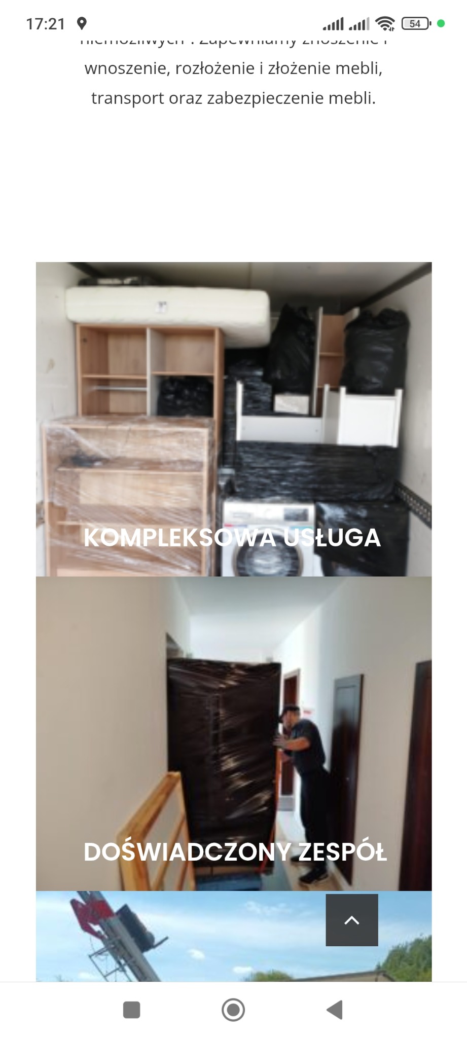 Załadunek mebli i sprzętu AGD do busa podczas przeprowadzki. Meble owinięte folią, pralka w środku. Na dole pracownik wnosi zabezpieczony mebel po schodach.