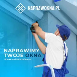 Monter w niebieskim kombinezonie i czapce, używa wkrętarki akumulatorowej do mocowania elementu okna. Widoczna część drabiny. W tle ściana o fakturze baranka. W górnej części zdjęcia nazwa firmy...