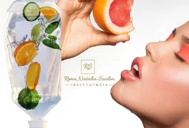 Infuzja witaminowa: roztwór z cytrusami w kroplówce obok profilu kobiety z grapefruitem przy ustach, logo instytutu w tle.