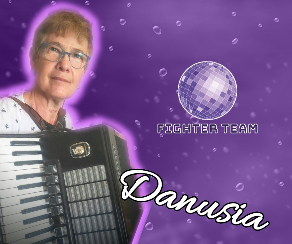 Portret kobiety w okularach grającej na akordeonie na tle fioletowego gradientu z logiem 'Fighter Team' i napisem 'Danusia'.