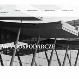 Monochromatyczne zdjęcie elewacji nowoczesnego biurowca z napisem 'SPRAWY GOSPODARCZE' na pierwszym planie, widoczne logo kancelarii prawnej w lewym górnym rogu.