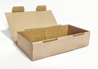 Otwarta, tekturowa skrzynka z wewnętrznymi przegródkami, gotowa do umieszczenia produktu, widoczna na białym tle.