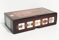 Prostokątne, brązowe pudełko kartonowe z nadrukowanymi grafikami w kolorze brązowym przedstawiającymi różne etapy procesu (prawdopodobnie kulinarnego) oraz kodem kreskowym z boku, umieszczone...