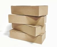 Stos czterech identycznych, prostokątnych pudeł z brązowej tektury, ułożonych na białym tle, widzianych z lekkiej perspektywy.