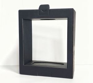 Czarne, kartonowe pudełko z wyciętym okienkiem na froncie i uchwytem na górze, prezentowane na białym tle.