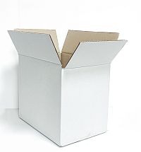 Puste, białe pudełko kartonowe z otwartymi klapami na białym tle, widoczne wewnętrzne warstwy tektury.