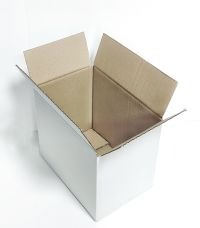 Pusta, biała, kartonowa skrzynka z otwartymi klapami, widok z góry i boku, na białym tle.