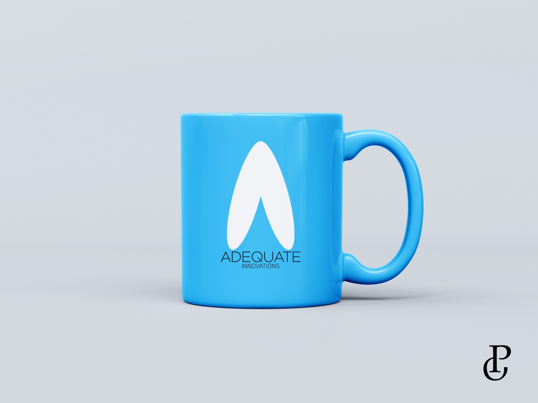 Błękitny kubek z białym logo w kształcie litery A i czarnym napisem 'ADEQUATE INNOVATIONS' na jasnoszarym tle.