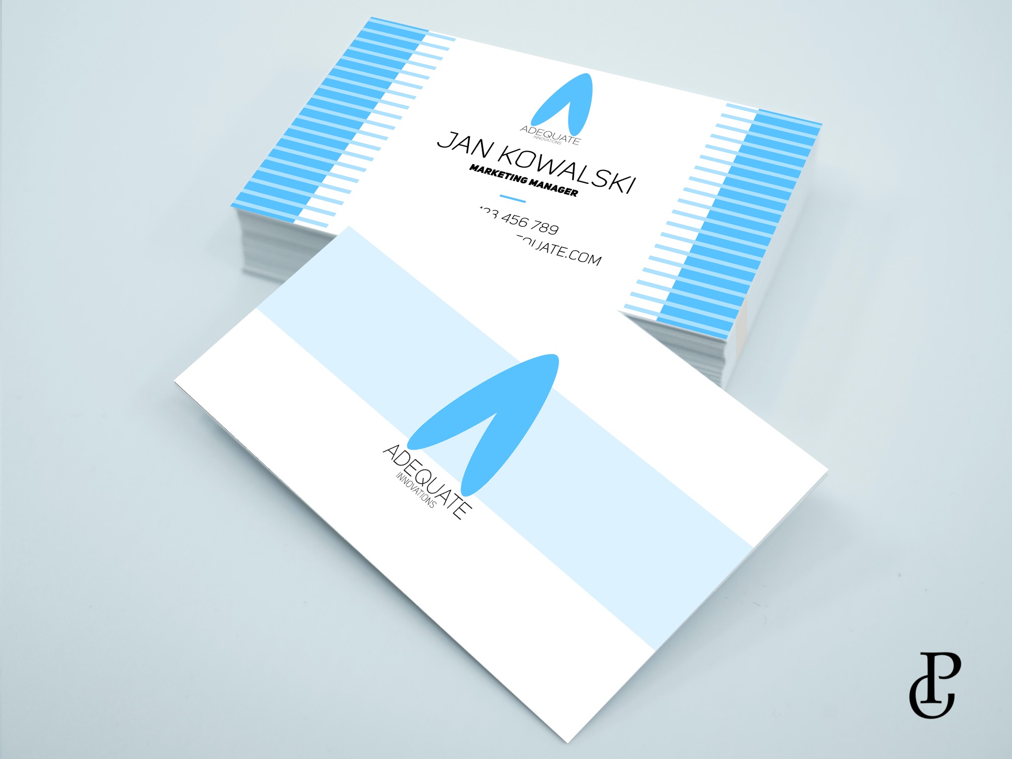 Stos wizytówek z minimalistycznym, nowoczesnym projektem w odcieniach bieli i błękitu, prezentujący logo firmy 'Adequate Innovations' oraz dane kontaktowe Jana Kowalskiego, Marketing Managera.