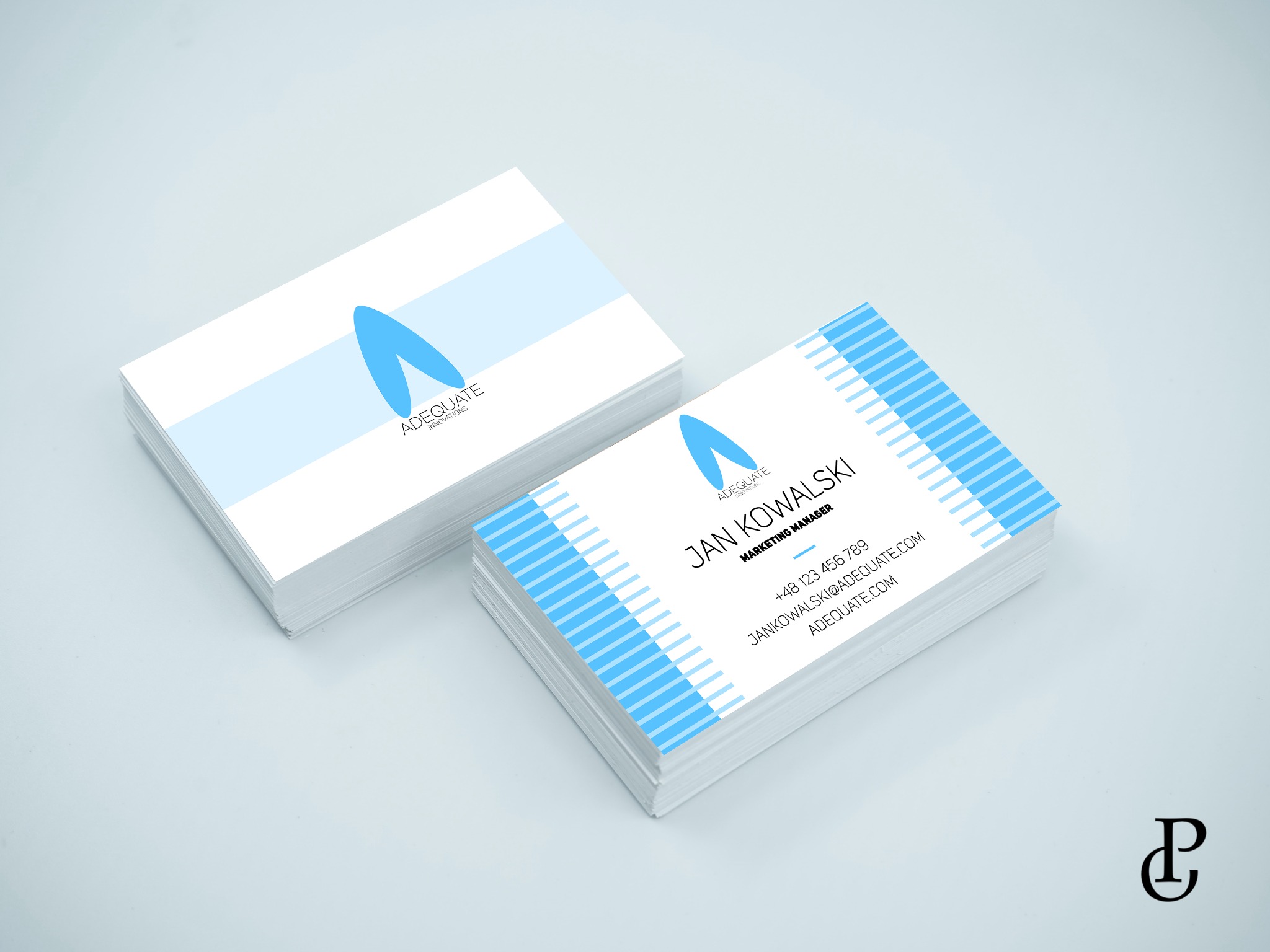 Dwa stosy wizytówek z logo i danymi kontaktowymi firmy z Bartąga, utrzymane w błękitno-białej kolorystyce, ułożone na jasnym tle.