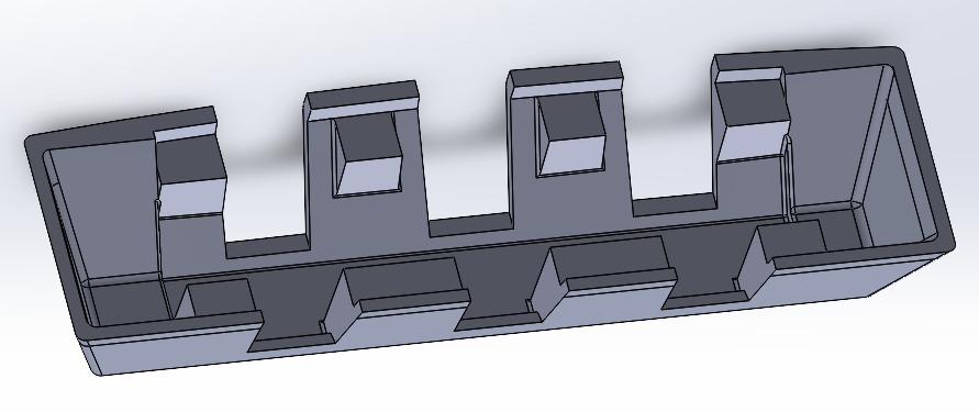 Szary model 3D plastikowej tacki z podziałami, widok z góry pod kątem.