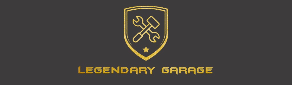 Złote logo warsztatu Legendary Garage na ciemnoszarym tle, przedstawiające skrzyżowany klucz francuski i młotek w tarczy z gwiazdą u dołu.