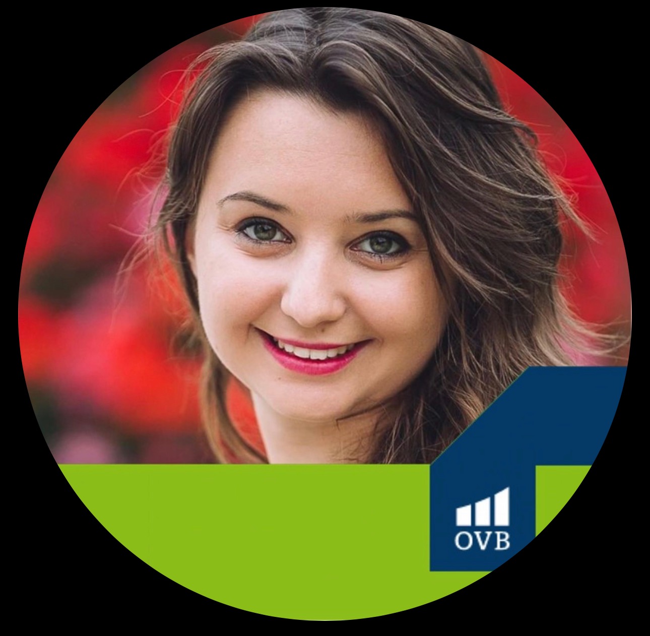 Portret uśmiechniętej kobiety z brązowymi włosami na tle czerwonych kwiatów, z logo OVB w prawym dolnym rogu.