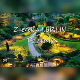 Malowniczy ogród z krętą ścieżką, oświetlony lampami, z tekstem 'Zlecenia Lublin Przyjmę' nałożonym na obraz.