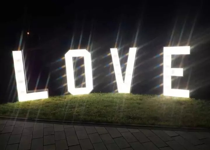 Napis LOVE
