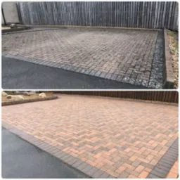 Porównanie stanu kostki brukowej przed i po czyszczeniu: widoczna różnica w kolorze i usunięcie zabrudzeń.