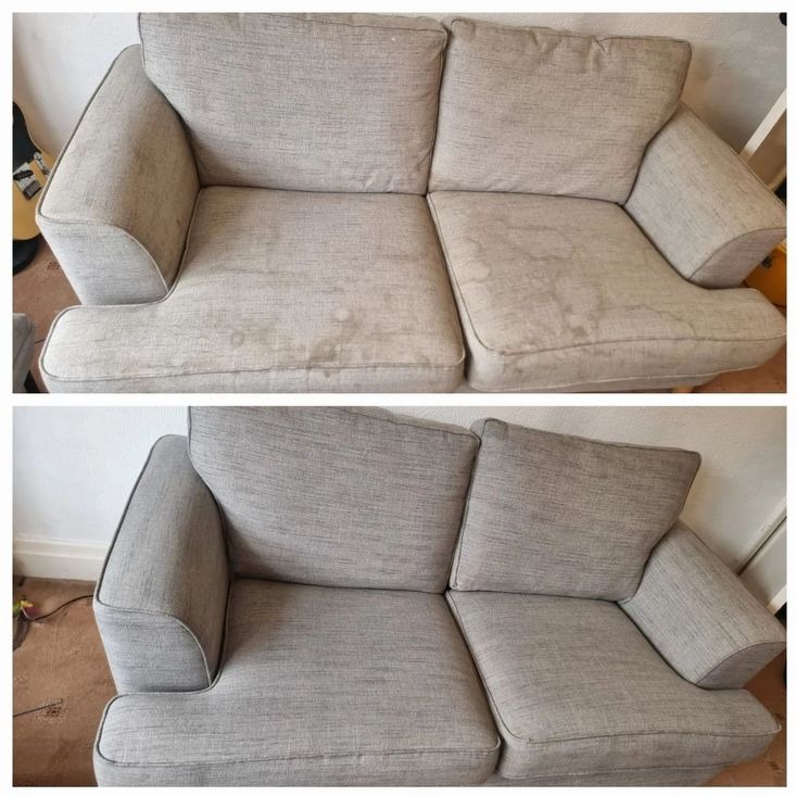 Dwuosobowa sofa z szarej tkaniny: górne zdjęcie pokazuje widoczne plamy, dolne zdjęcie prezentuje sofę po czyszczeniu, z usuniętymi zabrudzeniami.