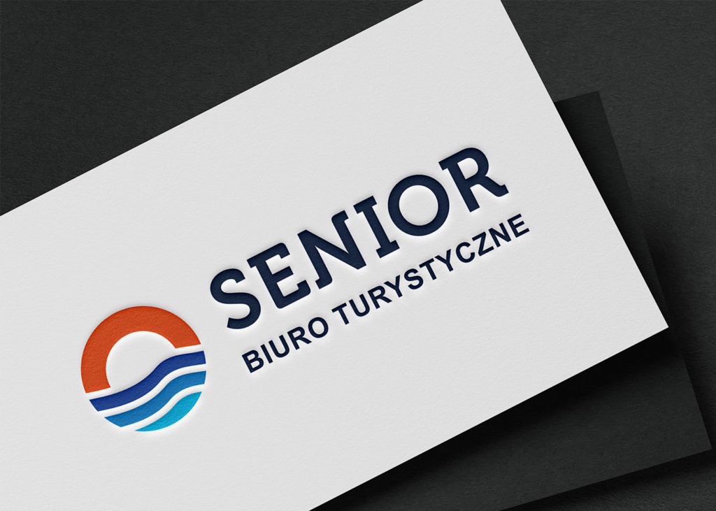 Logo biura turystycznego SENIOR z pomarańczowo-niebieskim symbolem słońca i fal morskich, wytłoczone na białym papierze na tle czarnego kartonu.