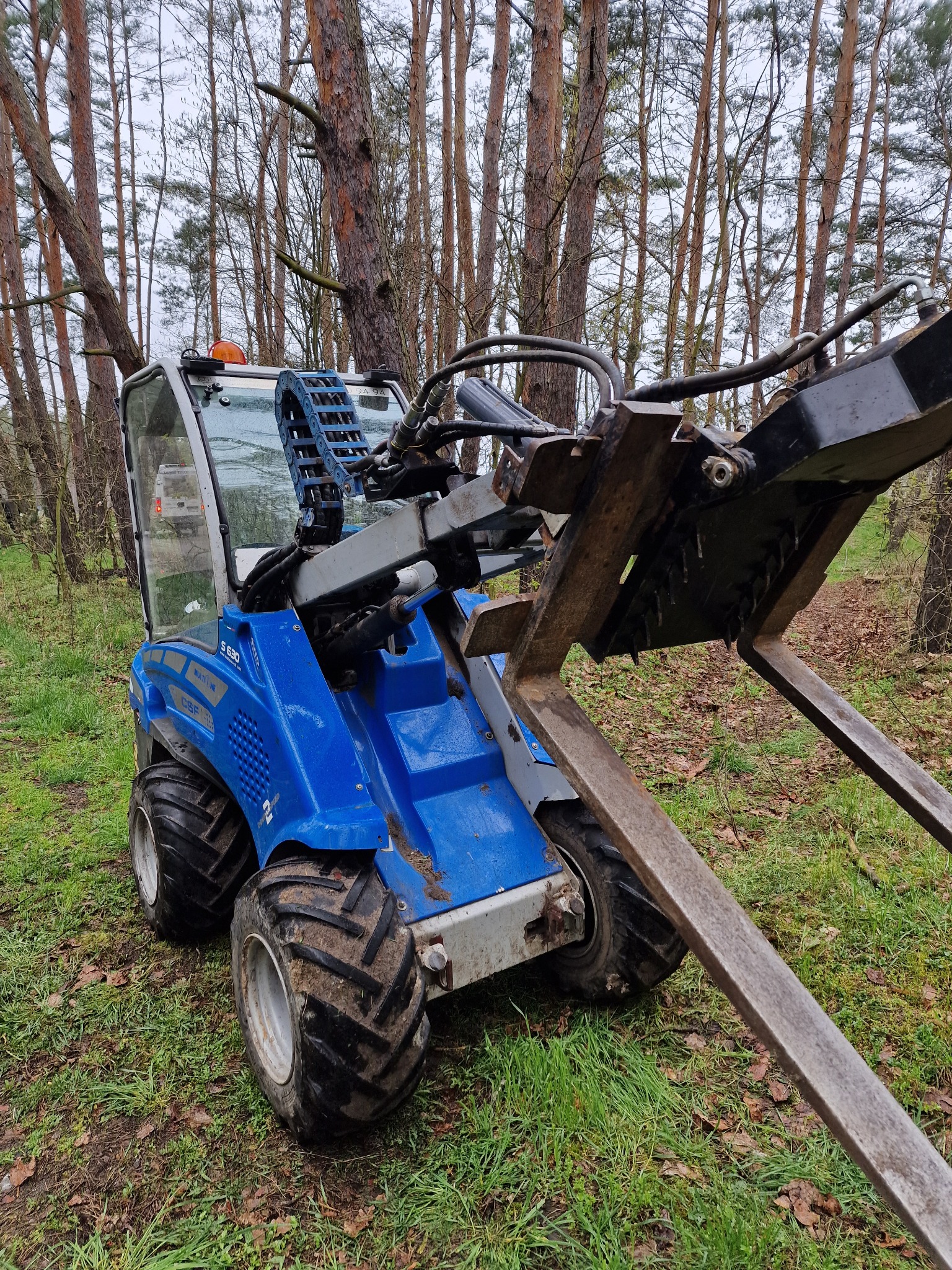 Ciężki lekki sprzęt do zadań specjalnych.