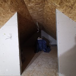Iberhome - Płyty kartonowo-gipsowe zamontowane na poddaszu z widoczną konstrukcją drewnianą i przewodami elektrycznymi. Prace wykończeniowe w trakcie realizacji.