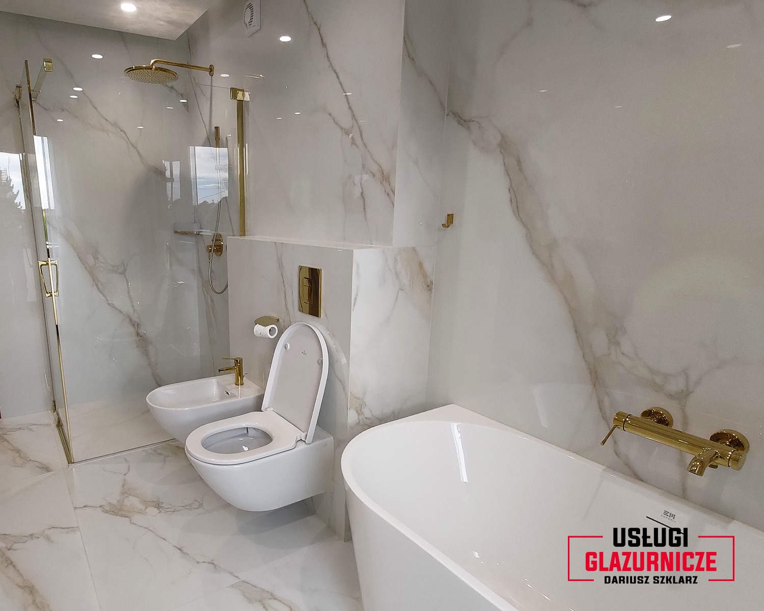 Elegancka łazienka z płytkami imitującymi marmur, złotą armaturą i kabiną prysznicową typu walk-in oraz wiszącą toaletą i bidetem.
