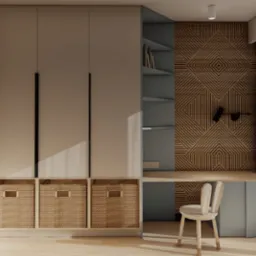 Funkcjonalny pok&oacute;j dziecięcy: szafa z koszami, biurko z p&oacute;łkami i krzesłem na tle drewnianej ściany dekoracyjnej oraz okna z zasłonami. Ciepłe światło.