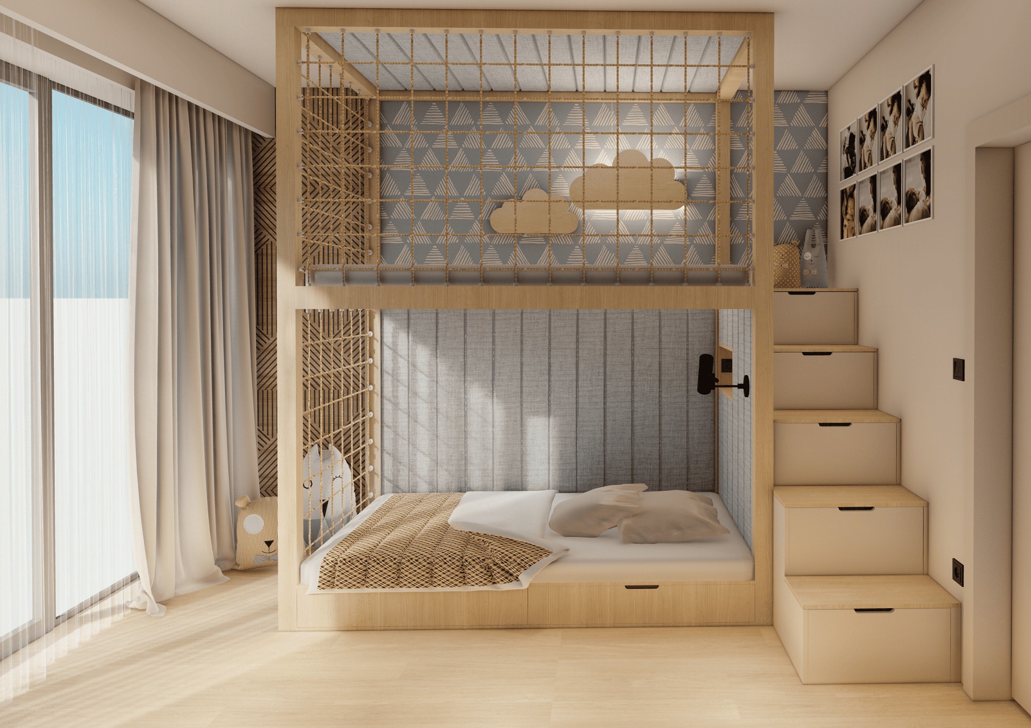 Pokój dziecięcy z drewnianym łóżkiem piętrowym, drabinką schodkową i dekoracjami w kształcie chmur. Neutralna kolorystyka, zabawki i zdjęcia na ścianie.