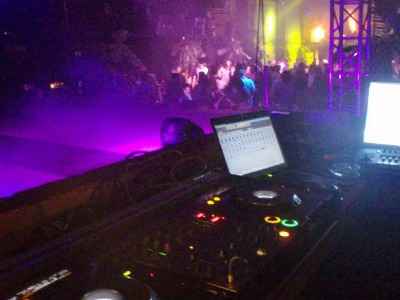 DJ z nagłośnieniem estradowym i oświetleniem