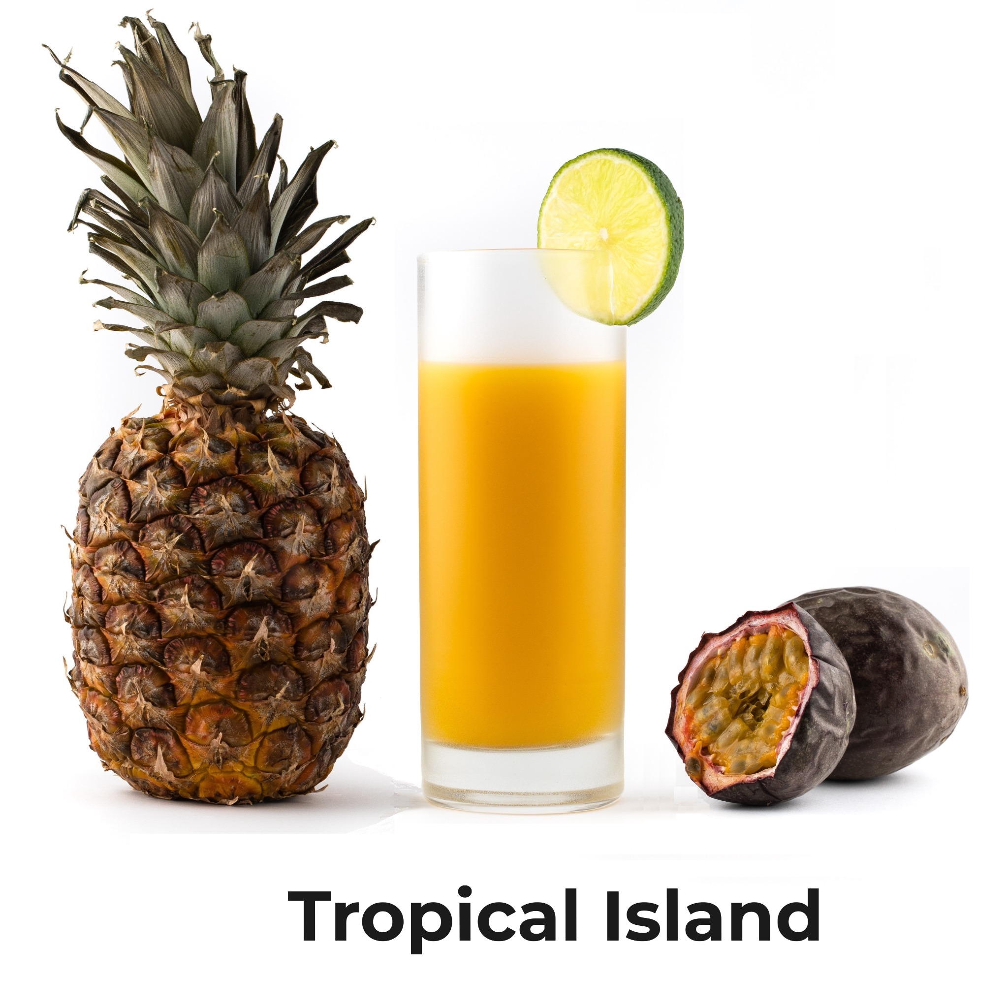 Kompozycja tropikalna: ananas, szklanka soku z limonką i przekrojona marakuja na białym tle.