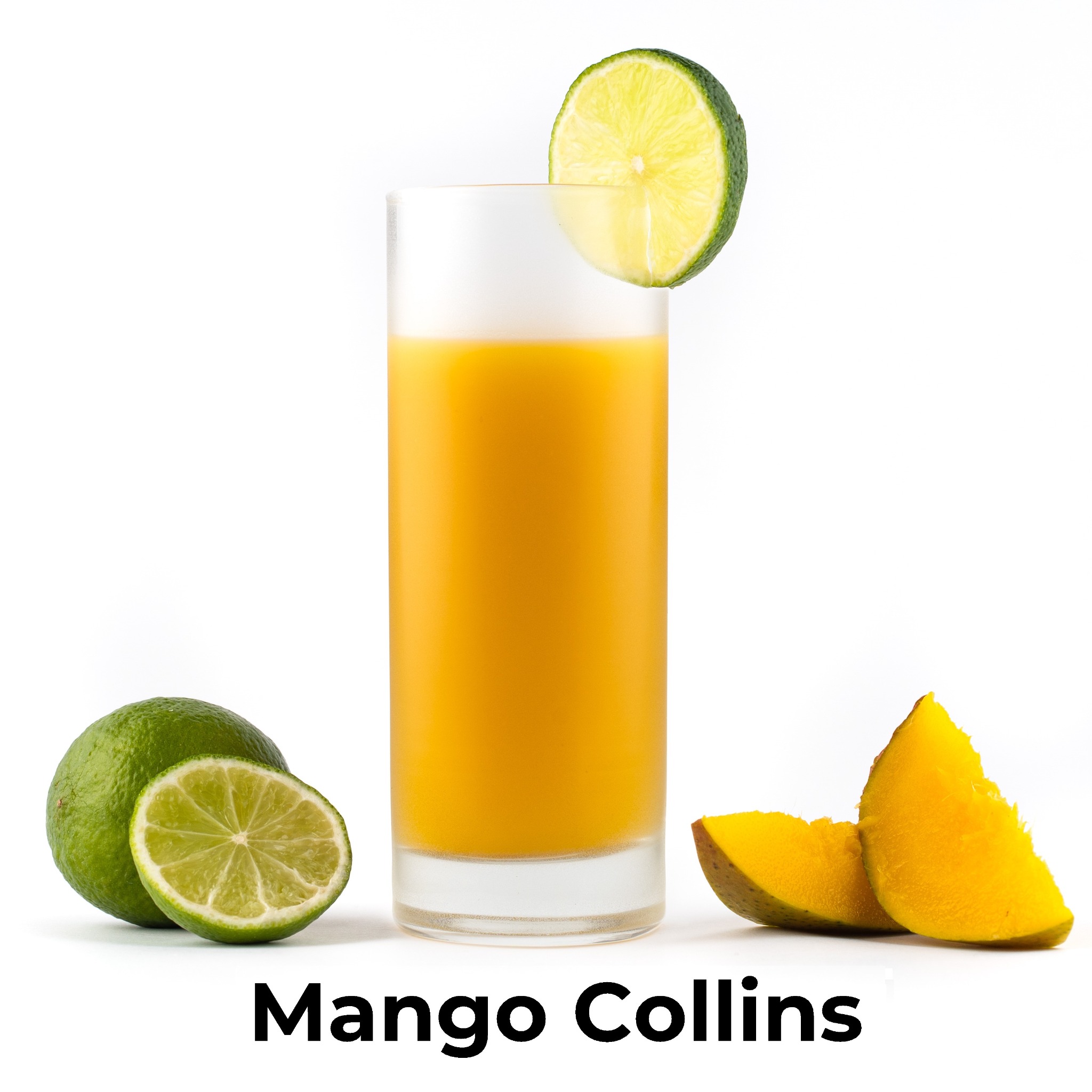 Mango Collins w wysokiej szklance, ozdobiony plasterkiem limonki, obok limonki i kawałki mango na białym tle.