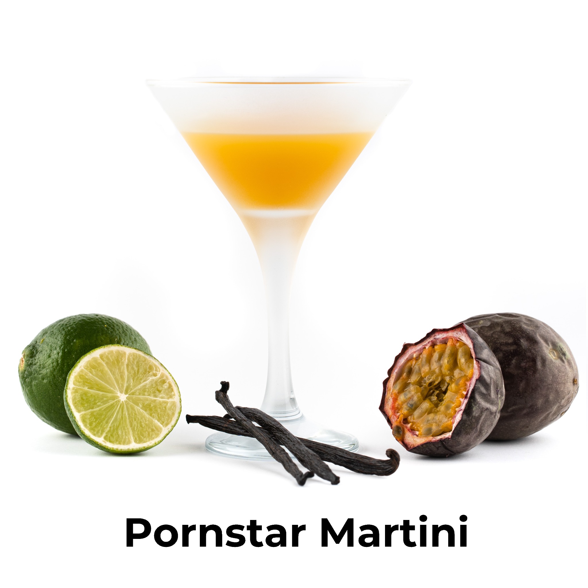 Pornstar Martini w kieliszku koktajlowym, obok limonki, wanilii i marakui na białym tle.