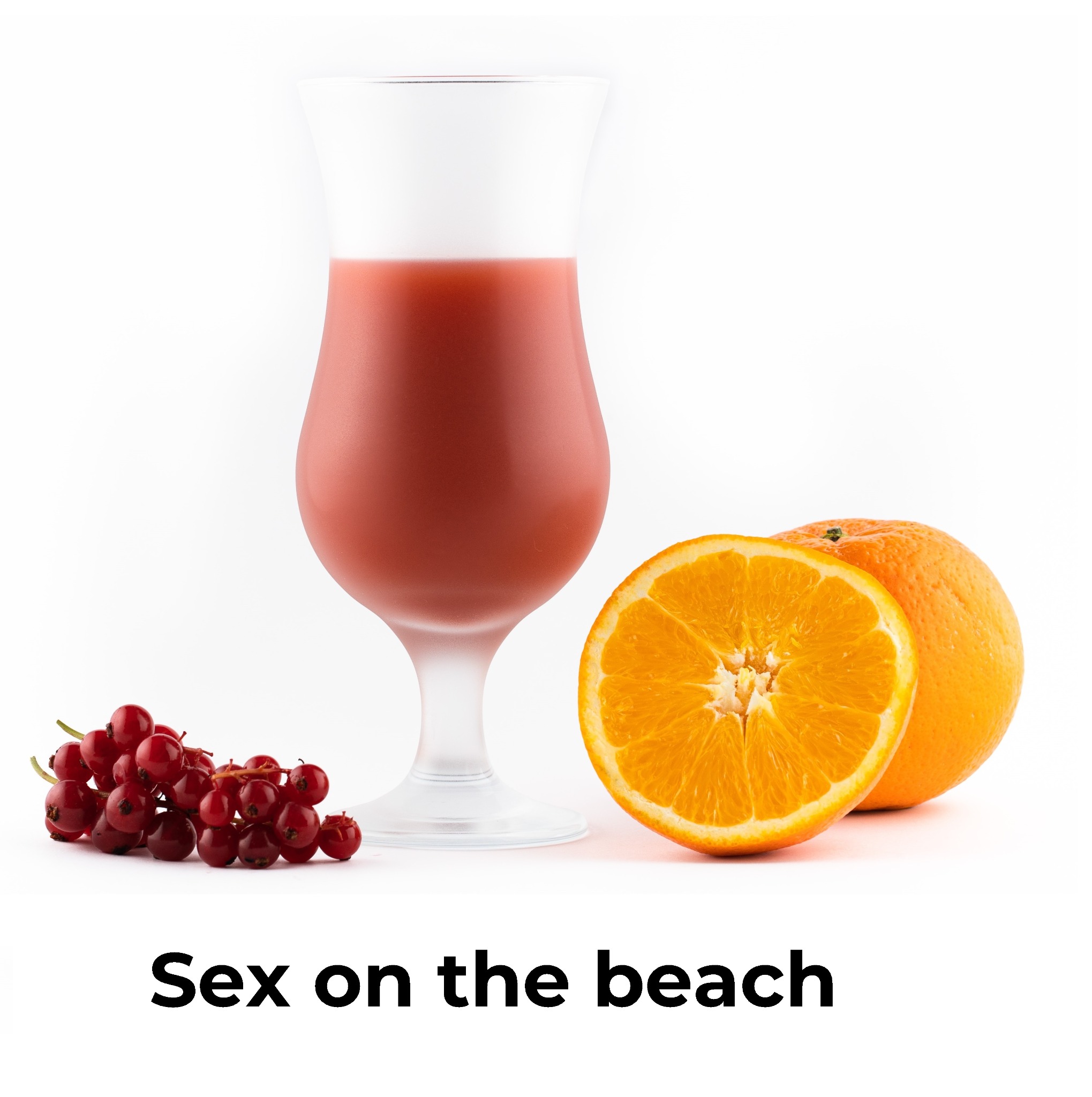 Szklanka z czerwonym koktajlem, pół pomarańczy, cała pomarańcza i gałązka czerwonych porzeczek na białym tle.