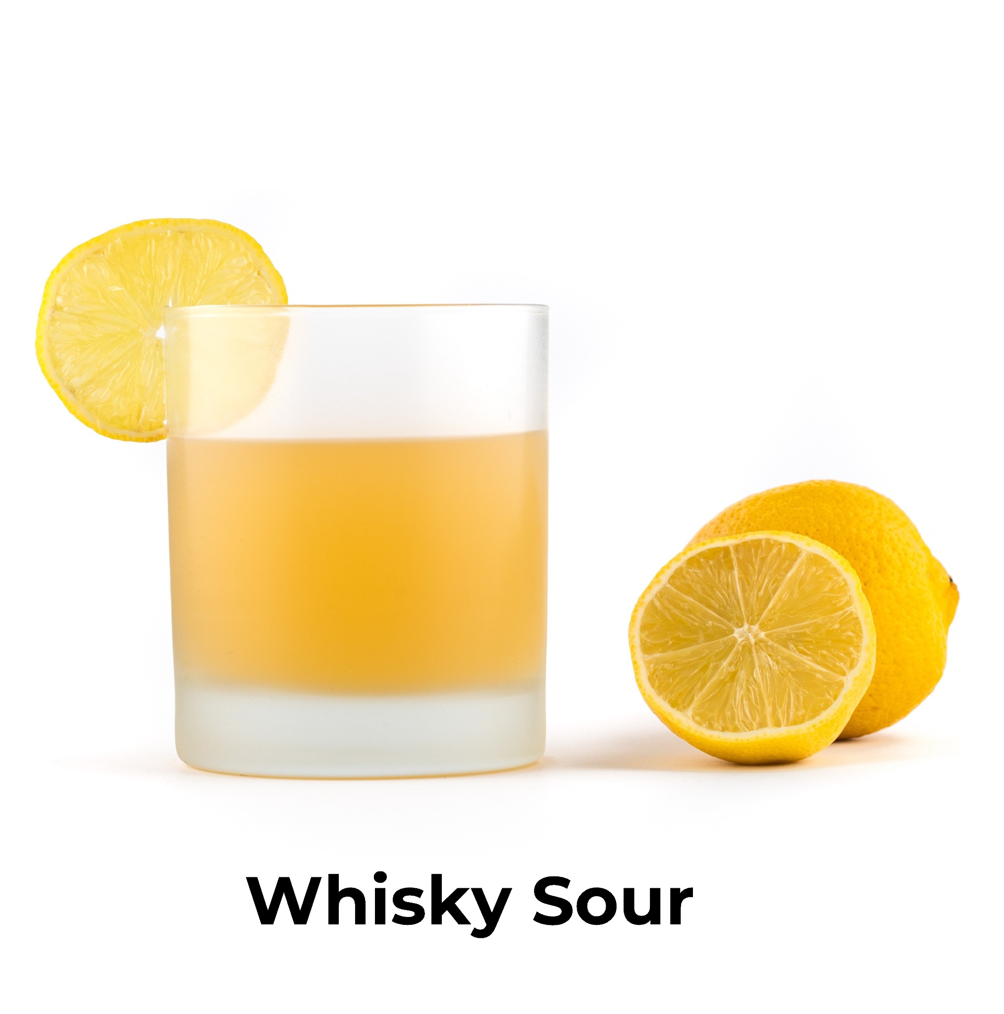 Whisky Sour w szklance z plasterkiem cytryny na krawędzi i połówką cytryny obok, na białym tle.