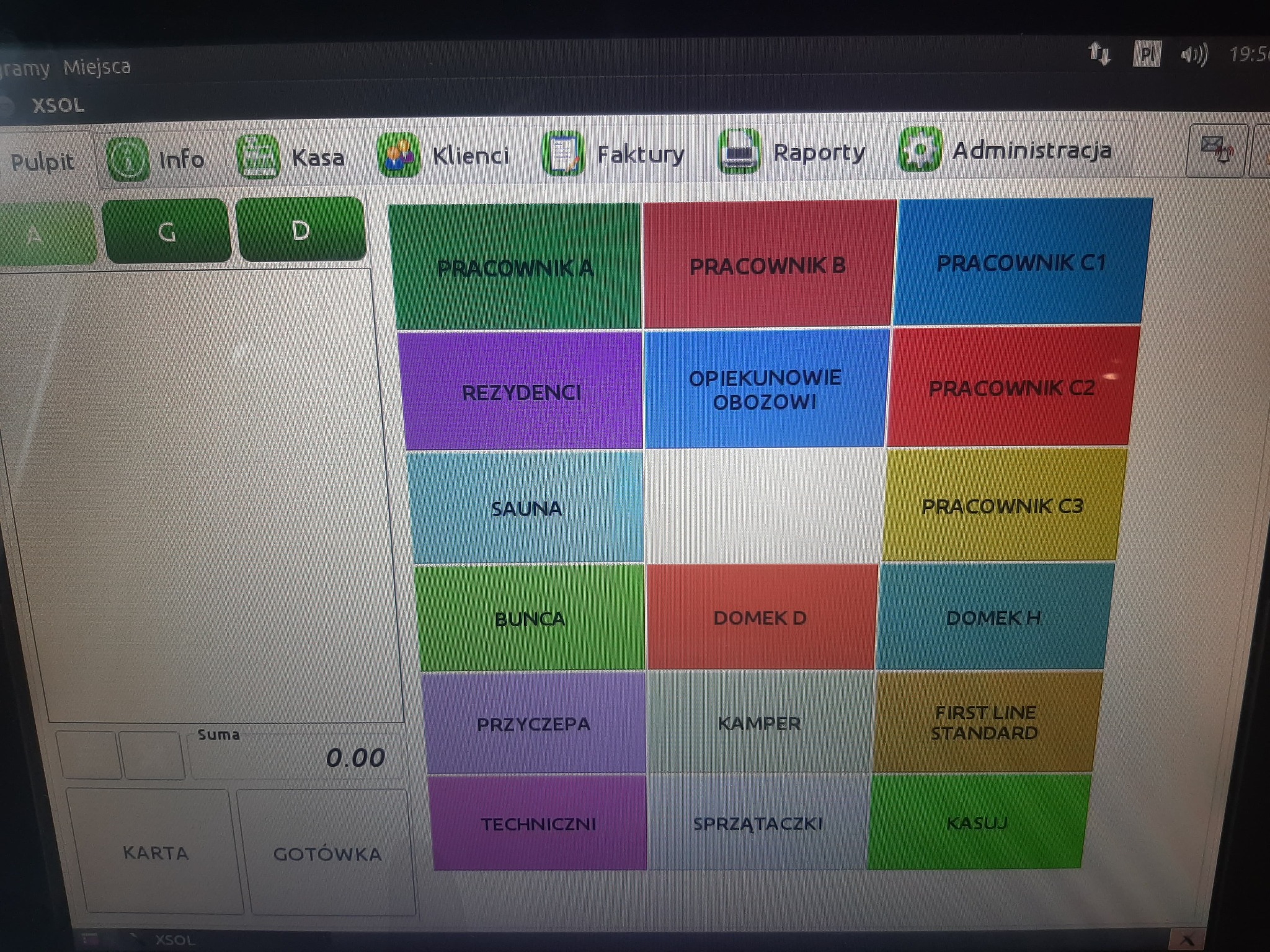 Ekran monitora z interfejsem oprogramowania XSOL do zarządzania miejscami i pracownikami, z kolorowymi przyciskami oznaczonymi nazwami: Pracownik A, B, C1, C2, C3, Rezydenci, Opiekunowie Obozowi...