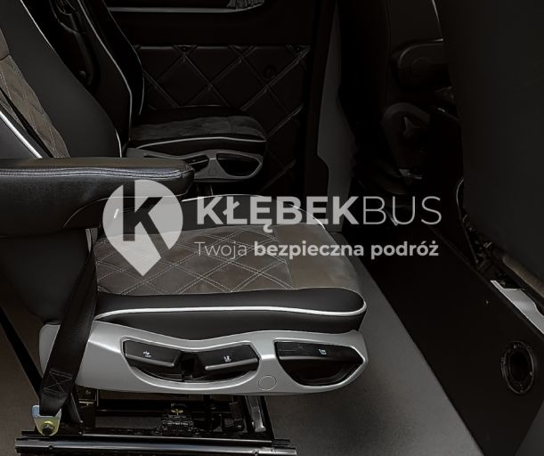 Wnętrze luksusowego busa z regulowanymi fotelami, pikowaną tapicerką i logo firmy Klebekbus.