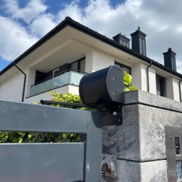 Montaż samozamykacza do furtki 