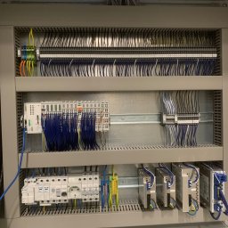 OSW Pro - Szczegółowe ujęcie rozdzielnicy elektrycznej z licznymi przewodami, modułami WAGO i zabezpieczeniami Eaton, ukazujące profesjonalny montaż w szarej obudowie.