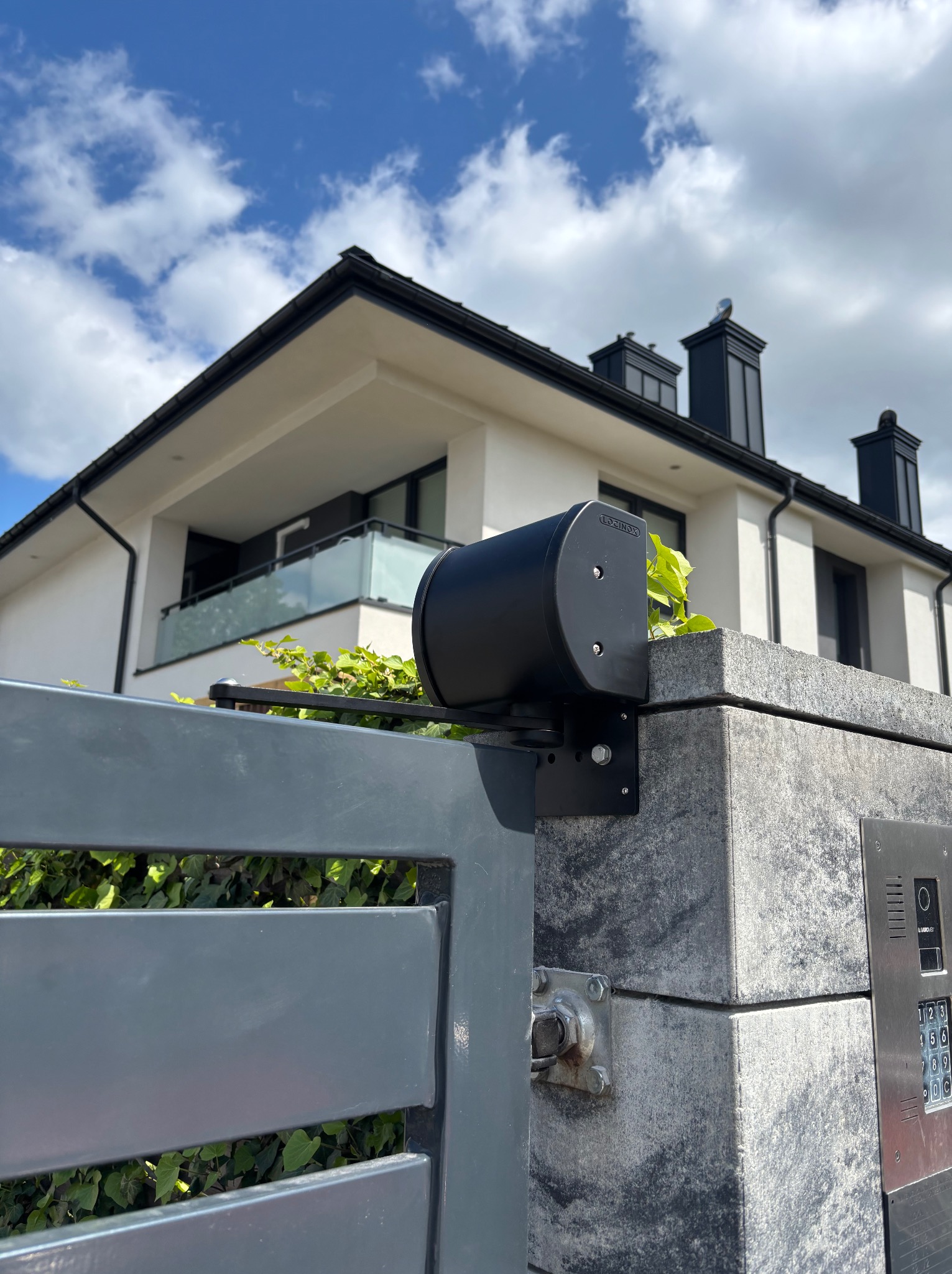 Montaż samozamykacza do furtki