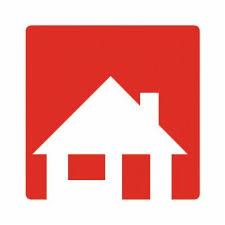 Czerwony kwadrat z białym symbolem domu z kominem i dachem dwuspadowym, stylizowany na logo firmy budowlanej.