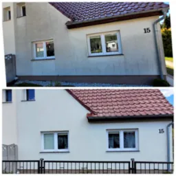 Porównanie elewacji budynku przed i po zabiegu czyszczenia, widoczne różnice w odcieniu i usunięte zabrudzenia przy oknie i numerze domu.