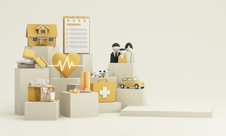 Stylizowana kompozycja 3D w odcieniach żółci i bieli przedstawiająca dom, rodzinę, biuro, samochód, samolot, pieniądze, apteczkę, serce z EKG i checklistę, symbolizująca różne aspekty życia...