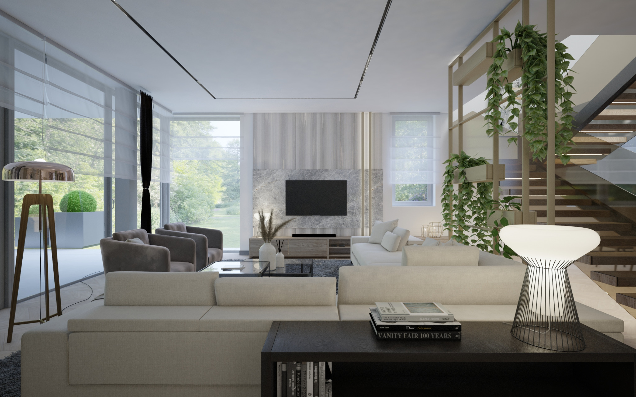 Jasny salon z marmurową ścianą TV, neutralną sofą modułową, fotelami w odcieniach szarości, schodami z drewnianymi stopniami i wiszącymi roślinami doniczkowymi.