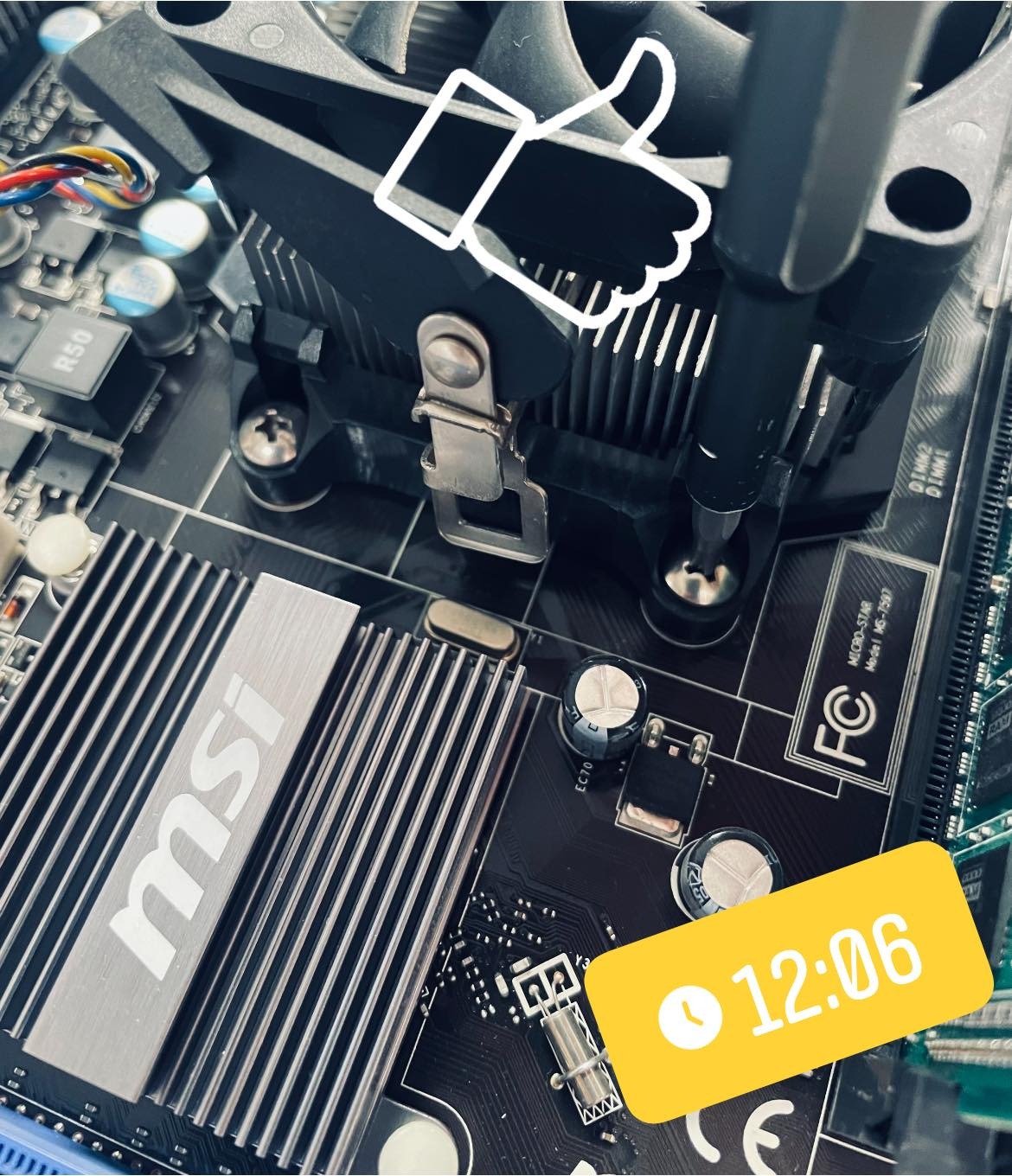 Czarny radiator procesora montowany na płycie głównej MSI za pomocą śrubokręta krzyżakowego, widoczne kondensatory i elementy elektroniczne.